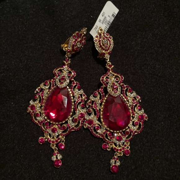 Gold tone and ruby (faux) stone clip on earrings - Picture 2 of 5